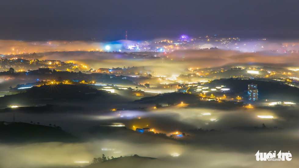 Da Lat is covered in fog in the early morning hours. Photo: Tuoi Tre