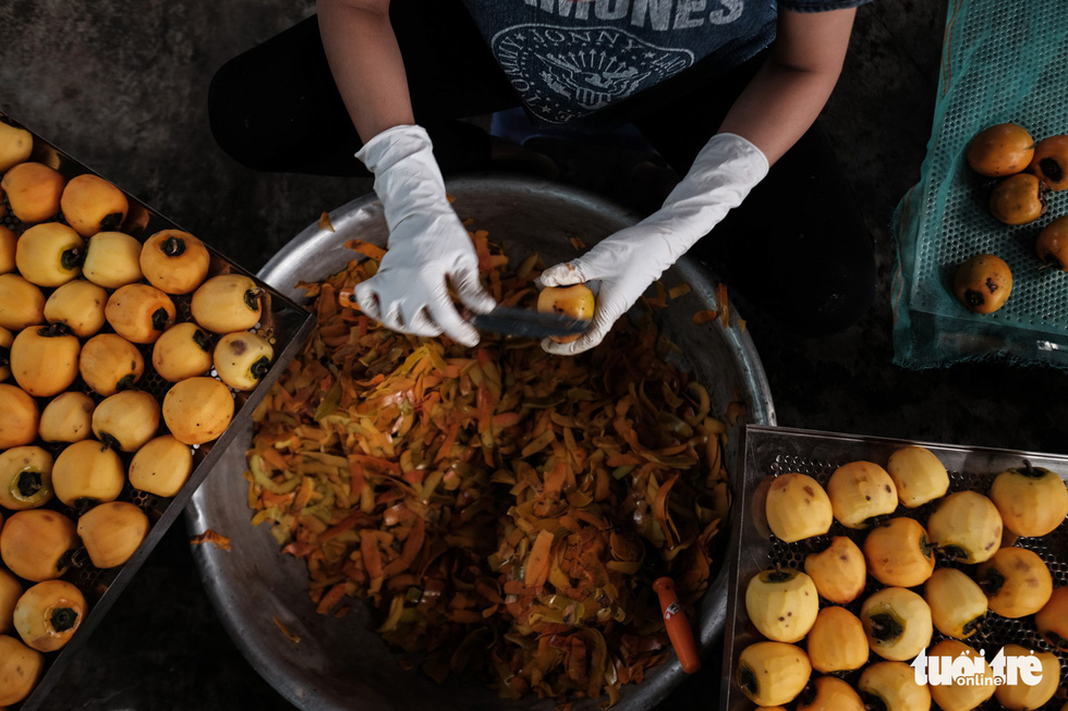 The best fruits are peeled, leaving only the stem so as to be naturally dried with wind and sunlight. Photo: Tuoi Tre