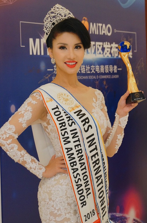 Mrs International 2018 Loan Vuong poses with a trophy at the competition in Singapore.