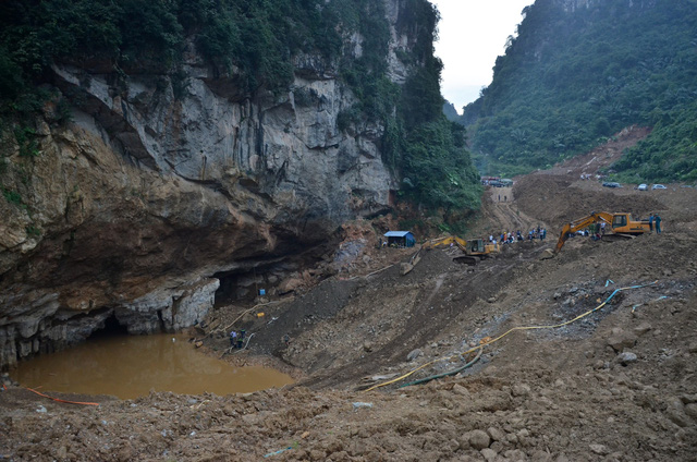 The entrance of the cave is seen in Hoa Binh Province, northern Vietnam, November 4, 2018. Photo: Tuoi Tre