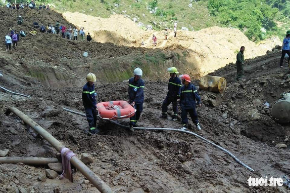 Rescue workers carry a lifebuoy to the cave where two mining workers have been trapped, in Hoa Binh Province, northern Vietnam, November 5, 2018. Photo: Tuoi Tre
