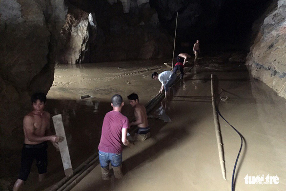 Workers make a bamboo road over mud inside the cave, in Hoa Binh Province, northern Vietnam, November 5, 2018. Photo: Tuoi Tre