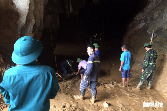 Rescue workers stand in the cave where two mining workers have been trapped, in Hoa Binh Province, northern Vietnam, November 5, 2018. Photo: Tuoi Tre