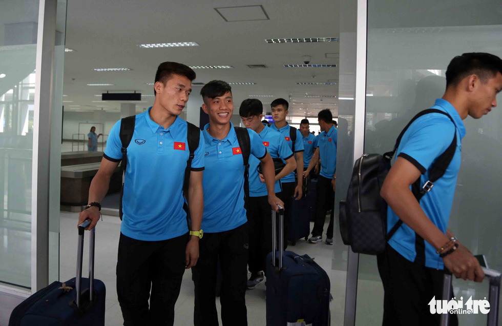 Vietnam’s football team arrives at the Wattay International Airport in Laos on November 5, 2018. Photo: Tuoi Tre