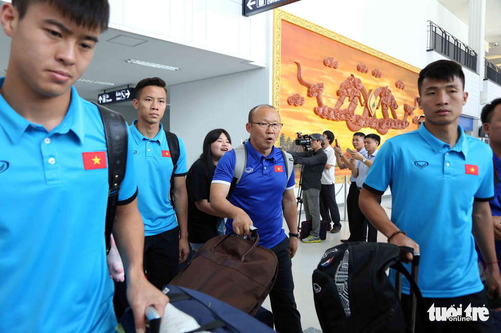 Coach Park Hang-seo (purple blue) and Vietnam football team arrive at the Wattay International Airport in Laos on November 5, 2018. Photo: Tuoi Tre