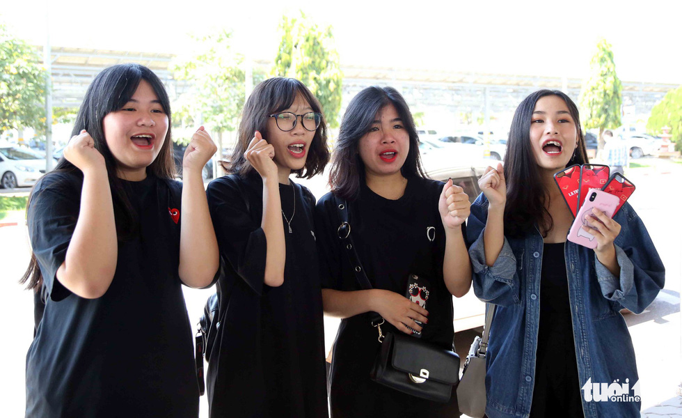 Female fans welcome Vietnam football team upon their arrival at the Wattay International Airport in Laos on November 5, 2018. Photo: Tuoi Tre