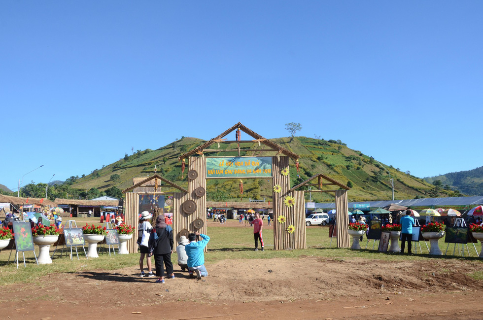 The entrance to the 2018 Wild Sunflower Festival in Ia Gri Village, Chu Pah District.