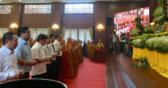 Officials and Buddhist monks offer incense sticks during a memorial service at Vietnam Quoc Tu in Ho Chi Minh City, Vietnam November 18, 2018. Photo: Tuoi Tre