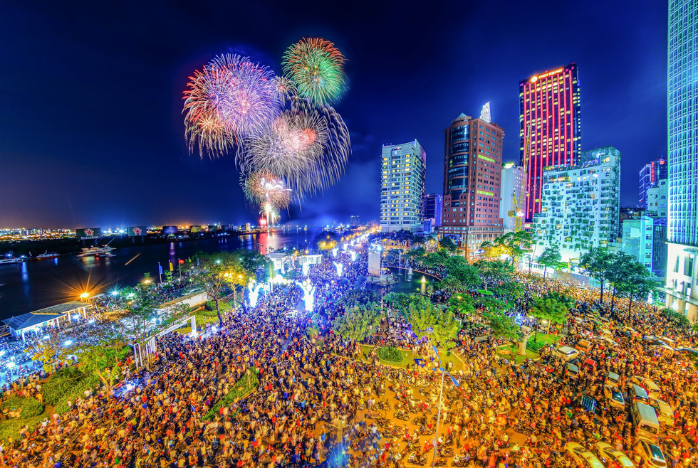 An aerial view of fireworks at Me Linh Square in District 1 on the occasion of 2018 New Year’s Eve. Photo: Nguyen Tan Tuan