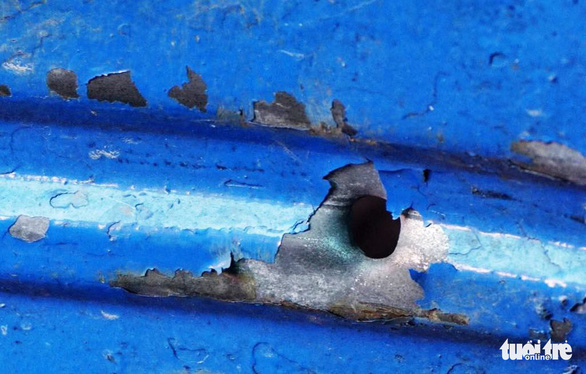 A hole caused by a bullet at the scene. Photo: Tuoi Tre