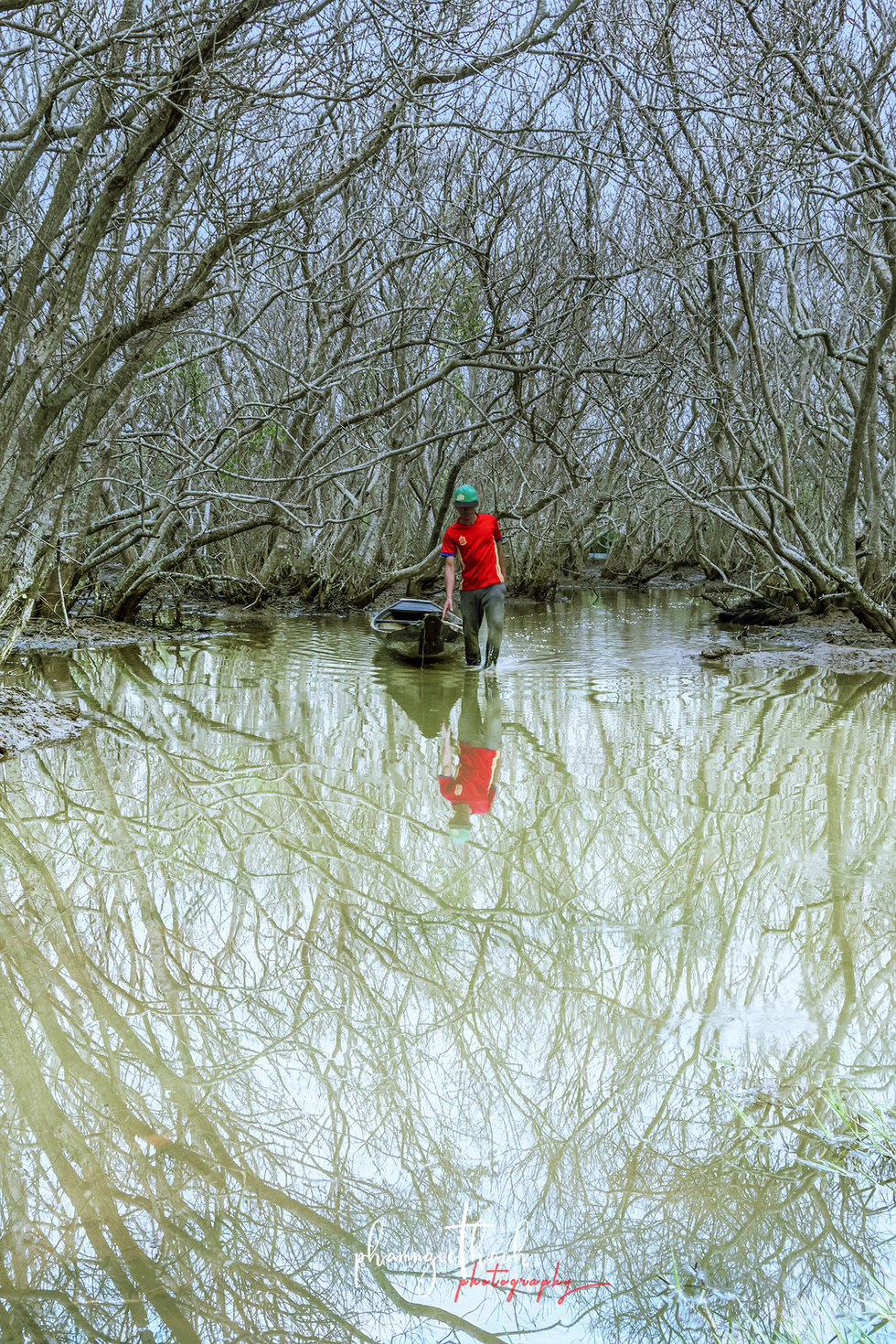 A man moves a boat on the waters of the Ru Cha Forest in Thua Thien-Hue Province, central Vietnam. Photo: Pham Ngoc Thach