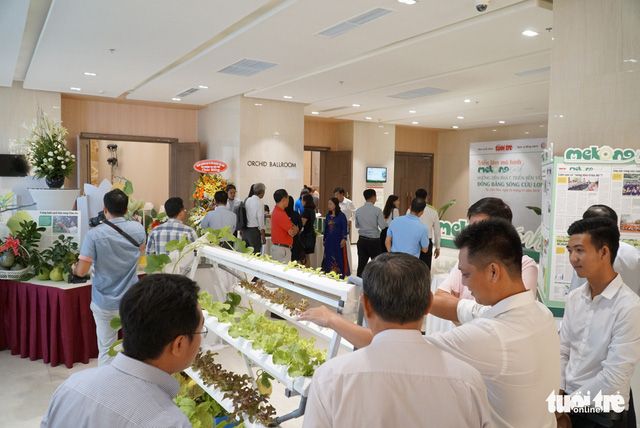 Guests examine successful agriculture models on display at the conference in Can Tho, southern Vietnam, on November 22, 2018. Photo: Tuoi Tre