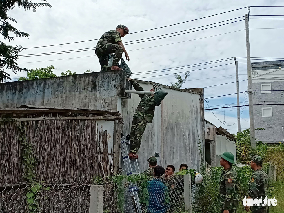 Border guard soldiers help locals fortify their roofs in Can Gio, Ho Chi Minh City, on November 23, 2018. Photo: Tuoi Tre