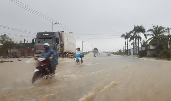 A section of National Highway 1 in Cam Ranh City, Khanh Hoa Province is flooded due to torrential rain. Photo: Tuoi Tre