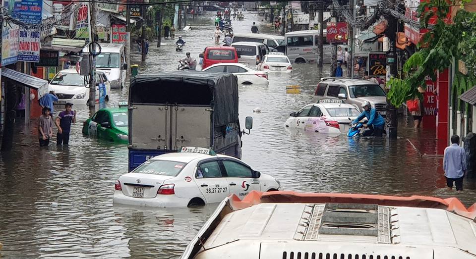 Cars are abandoned on a flooded street in Ho Chi Minh City on November 26, 2018. Photo: Tuoi Tre