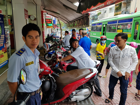 A motorbike repair shop in Ho Chi Minh City is busy with customers on November 26, 2018. Photo: Tuoi Tre