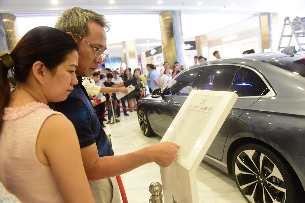 Customers read the technical specifications of the LUX SA2.0 SUV at the launch ceremony in Ho Chi Minh City on November 26, 2018. Photo: Tuoi Tre