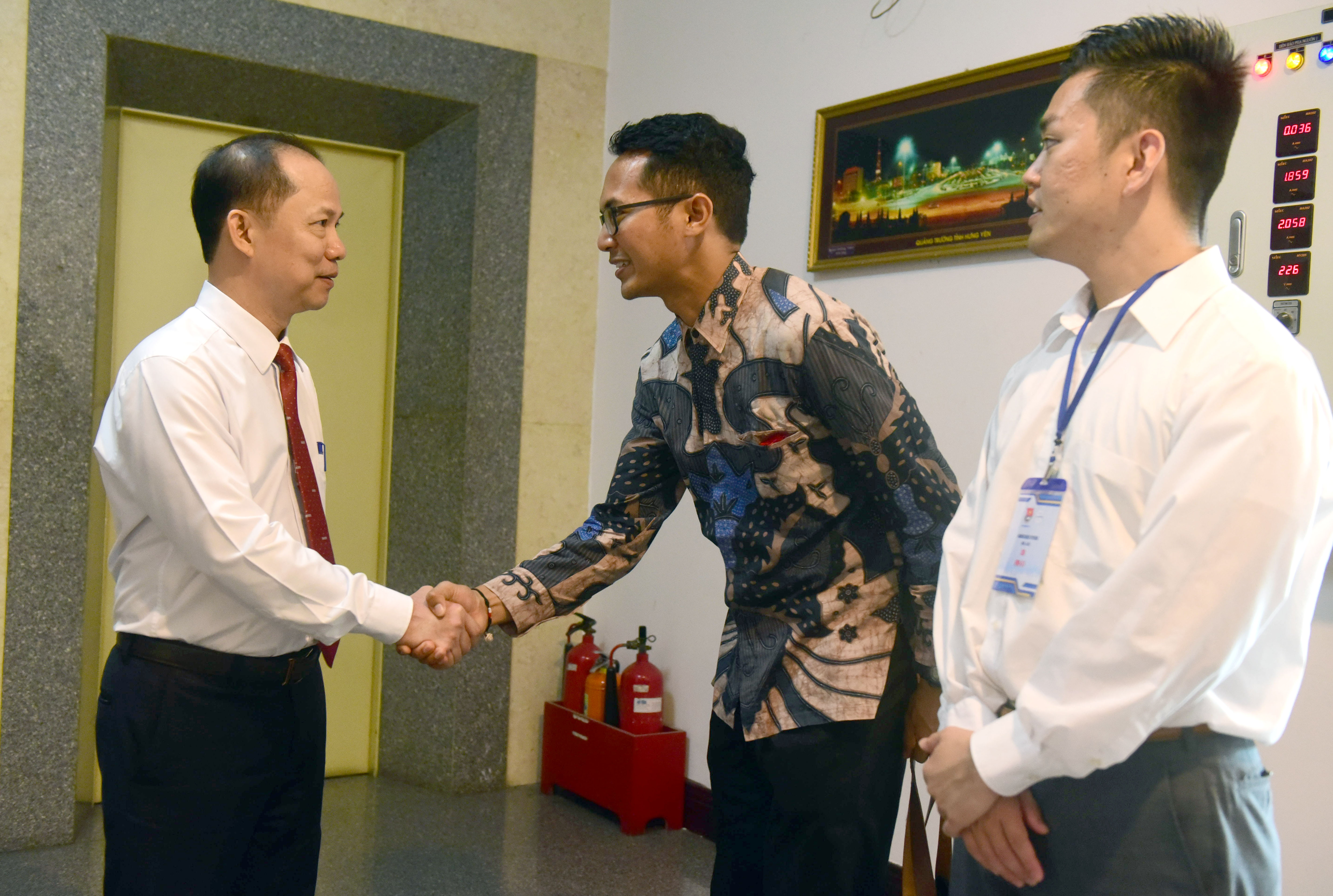 Tuoi Tre deputy editor-in-chief Le Xuan Trung greets SSEAYP delegates. Photo: Minh Phuong / Tuoi Tre