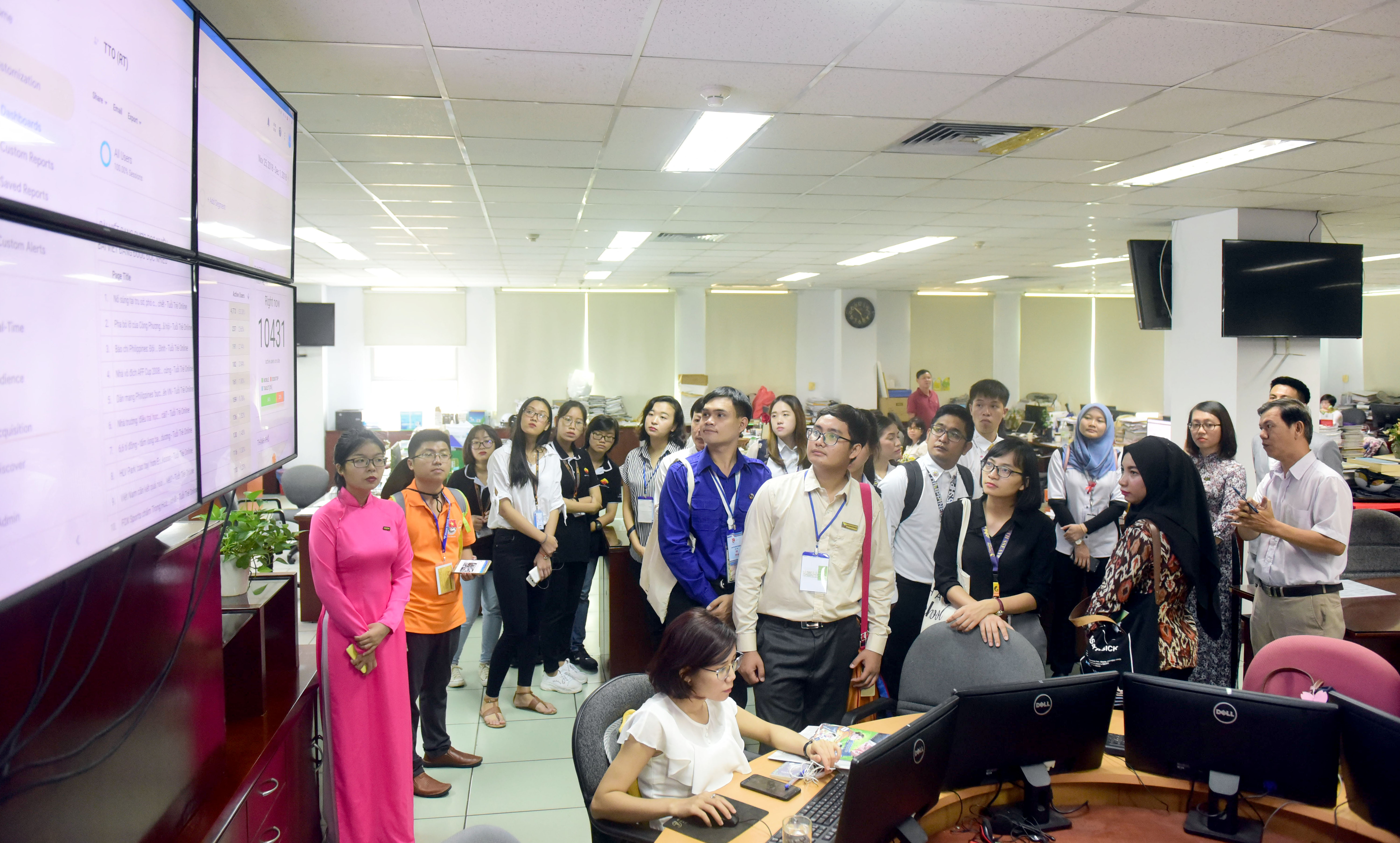 The delegates tour Tuoi Tre news hub. Photo: Minh Phuong / Tuoi Tre