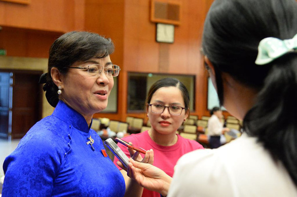 Chairwoman of the People’s Council Nguyen Thi Quyet Tam talks to the press following the vote. Photo: Tuoi Tre