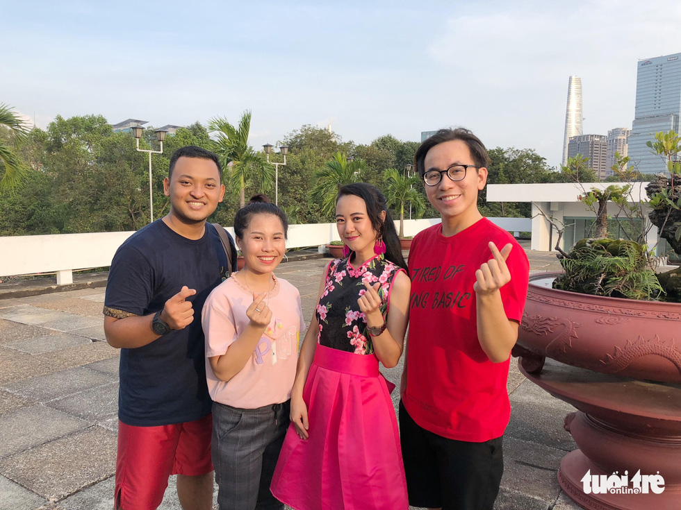 SSEAYP’s Indonesian Ongky Abdi Nwari (left) and Vietnamese Nguyen Hoang An (right) pose for a photo with their host family. Photo: Tuoi Tre