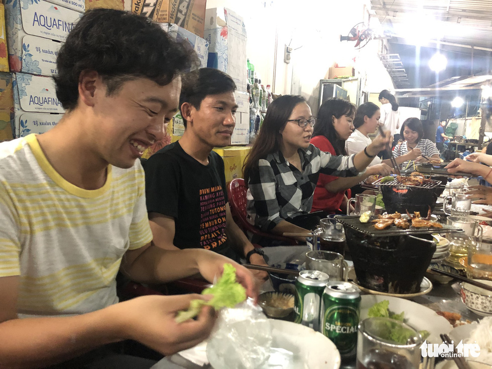  Junya Yashikawa (left most) and Suy Vathna (second left) share a happy hour session with their host family. Photo: Tuoi Tre