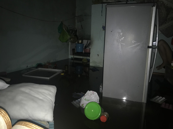 Rainwater flows into a tenanted house in downtown Da Nang. Photo: Tuoi Tre