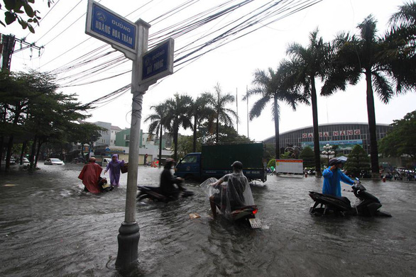 An area in front of the Da Nang Railway Station is submerged. Photo: Tuoi Tre