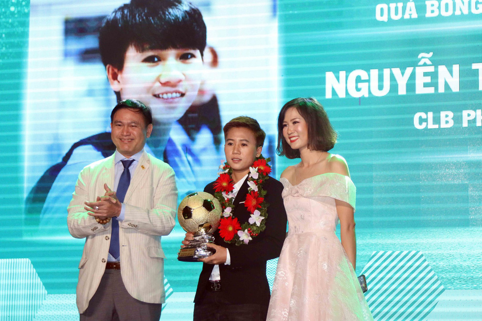 Female player Nguyen Thi Tuyet Dung (center) receives the 2018 Vietnam Golden Ball in Ho Chi Minh City, December 22, 2018. Photo: Tuoi Tre