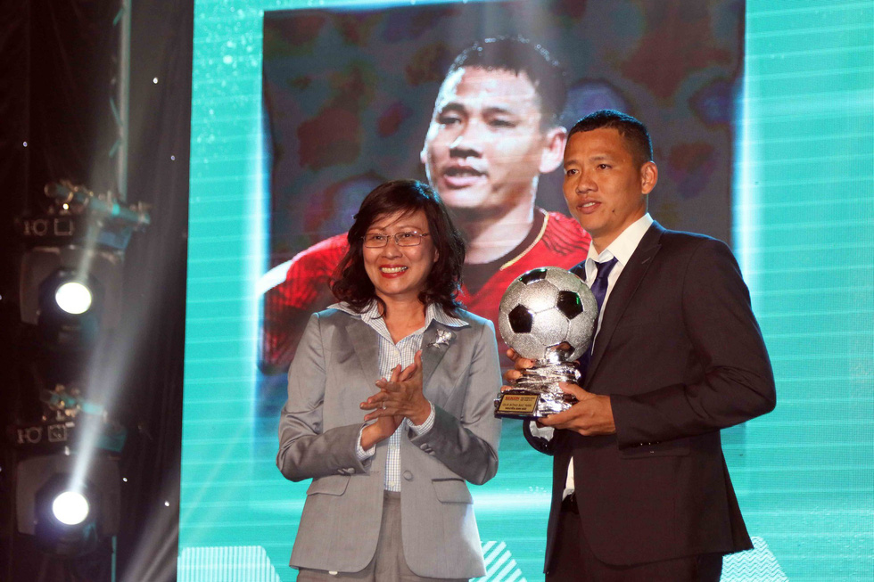 Striker Anh Duc receives the 2018 Vietnam Silver Ball in Ho Chi Minh City, December 22, 2018. Photo: Tuoi Tre