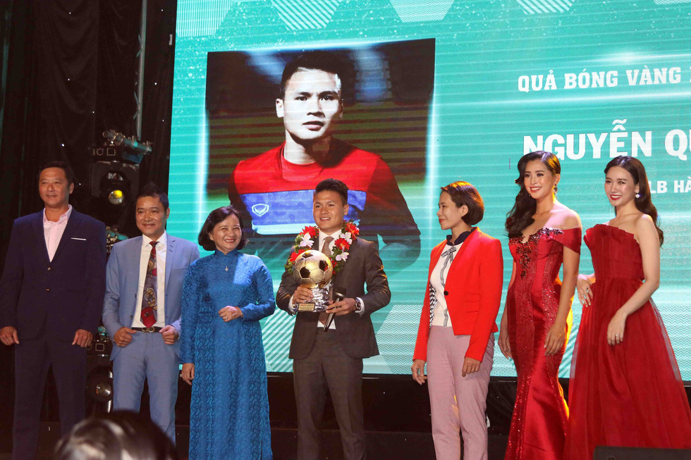Nguyen Quang Hai (center) receives the 2018 Vietnam Golden Ball in Ho Chi Minh City, December 22, 2018. Photo: Tuoi Tre