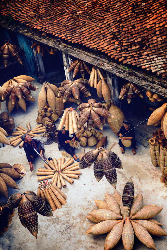 Family members weave bamboo fish traps in a Thu Sy village in Hung Yen Province, northern Vietnam. Photo: Nguyen Tan Tuan