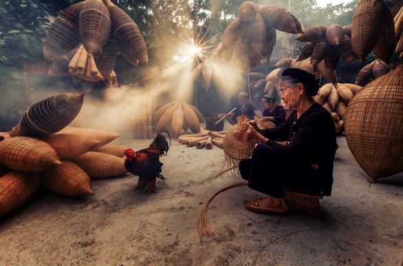 An artisan makes a bamboo fish trap in a Thu Sy village in Hung Yen Province, northern Vietnam. Photo: Nguyen Tan Tuan
