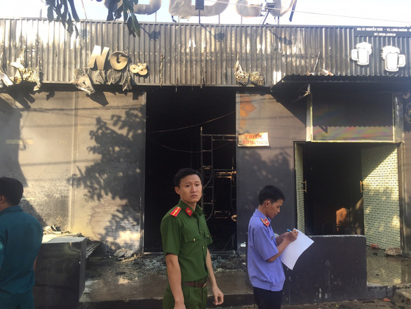 Police officers inspect the site of a fire at an eatery in Dong Nai Province in southern Vietnam on December 21, 2018. Photo: Tuoi Tre