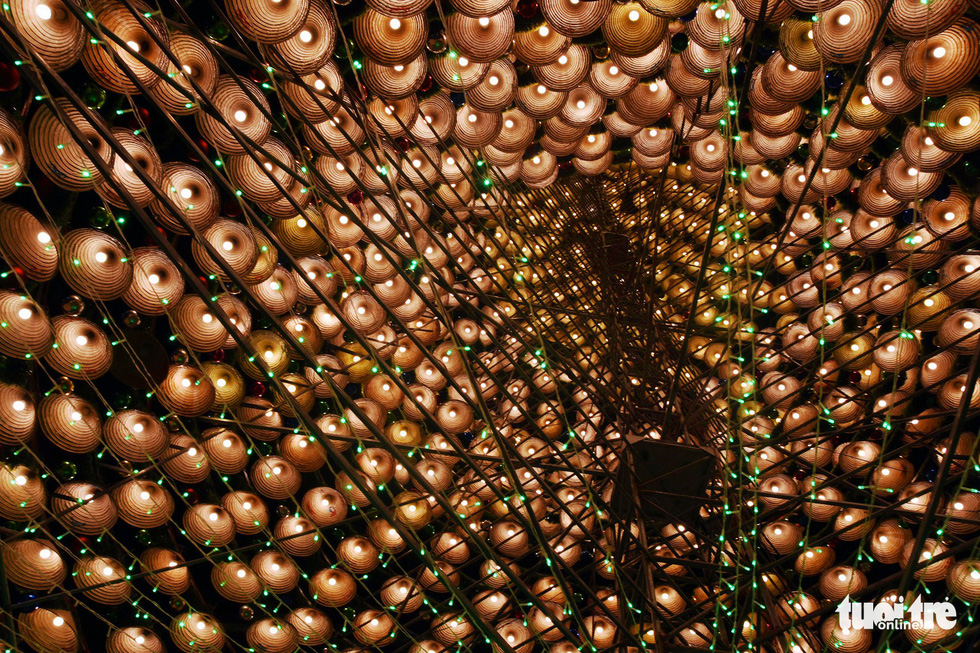 The 20-meter Christmas tree made up of 1,200 ‘non la’ is seen in the southern province of Dong Nai. Photo: Tuoi Tre