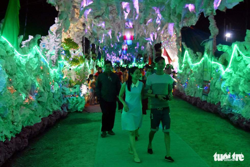 People visit the stone-like cave made up of 20,000 fodder packing bags in the southern province of Dong Nai. Photo: Tuoi Tre