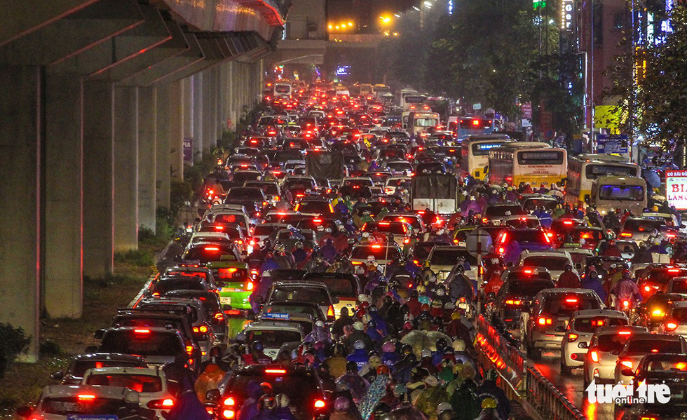 A traffic congestion on Khuat Duy Tien Street in Hanoi on December 28, 2018. Photo: Tuoi Tre