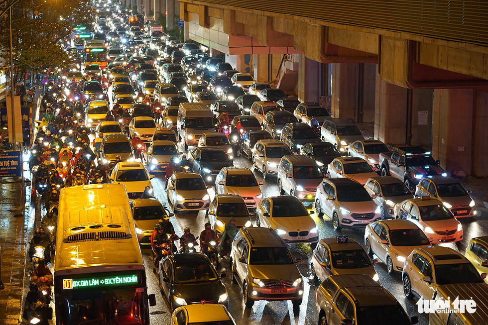 A traffic congestion on a street in Hanoi on December 28, 2018. Photo: Tuoi Tre