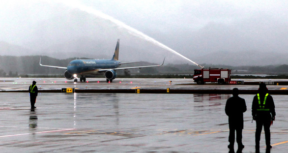 A plane is welcomed with a water salute at Van Don International Airport in Van Don District, Quang Ninh Province, December 30, 2018. Photo: Tuoi Tre
