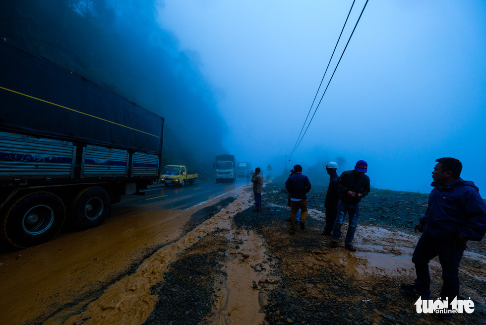 Traffic is blocked due to a mudslide on Khanh Le Pass. Photo: Tuoi Tre