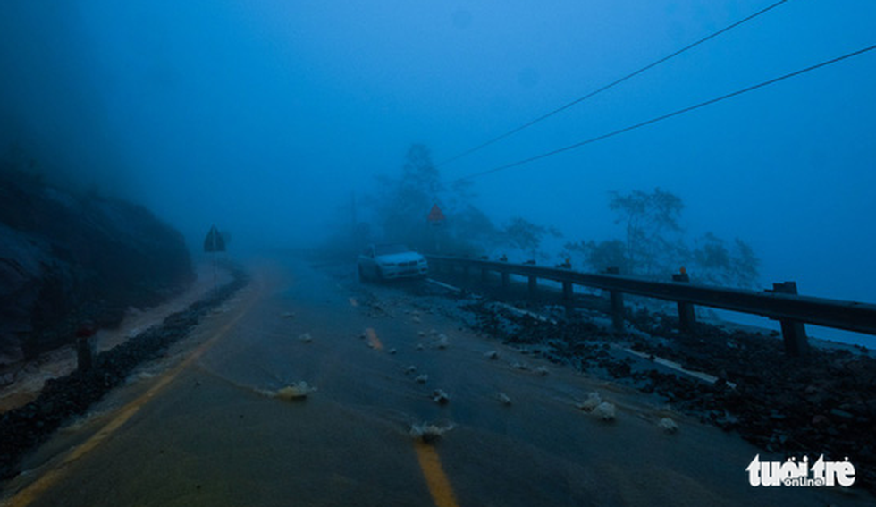 A car breaks down along the route. Photo: Tuoi Tre