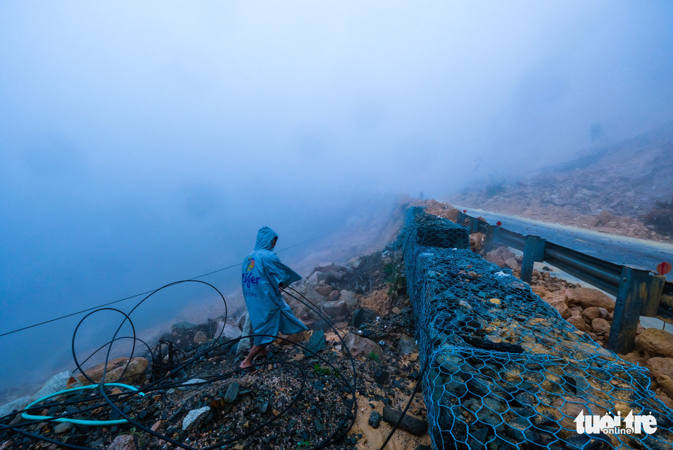 A man fixes telecom wires along the pass. Photo: Tuoi Tre