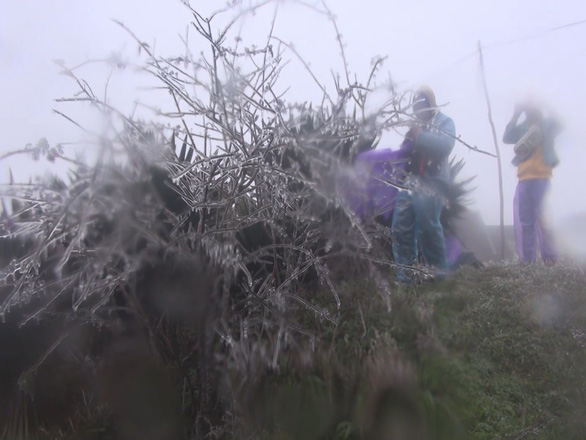 Tourists take photos from of the phenomenon. Photo: Tuoi Tre