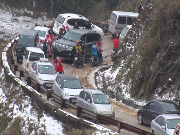 A section of the mountain pass is congested on December 30, 2018. Photo: Tuoi Tre