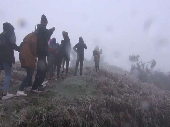 Tourists take photos from of the phenomenon. Photo: Tuoi Tre