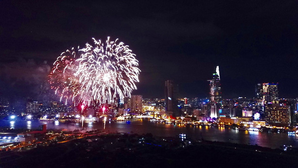 Fireworks explode over the sky in Ho Chi Minh City on New Year's Day. Photo: Tuoi Tre