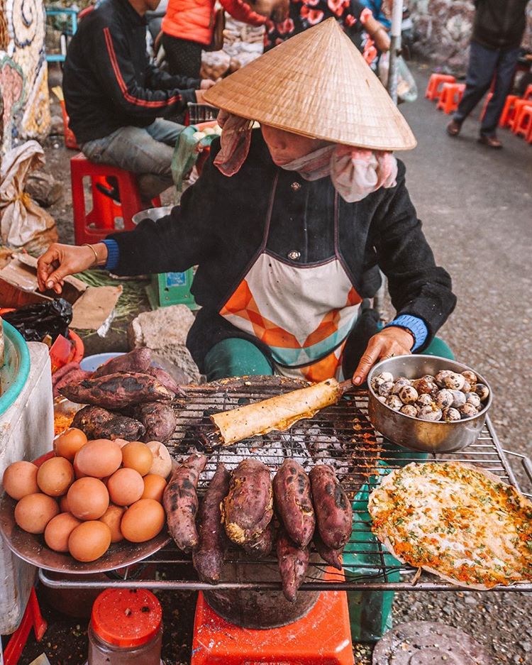 A photo capturing a street food vendor in the Central Highland City of Da Lat posted on Instagram handle of @so_theadventurebegins