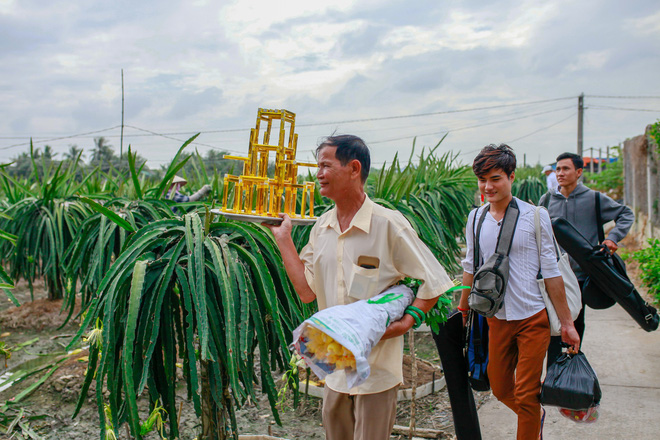 Le Minh Hung and his students get ready to go to work. Photo: Tuoi Tre