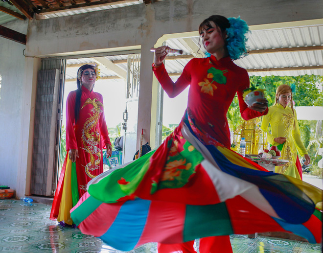 Mua bong roi requires a man to put on female clothes and perform elegant moves. Photo: Tuoi Tre