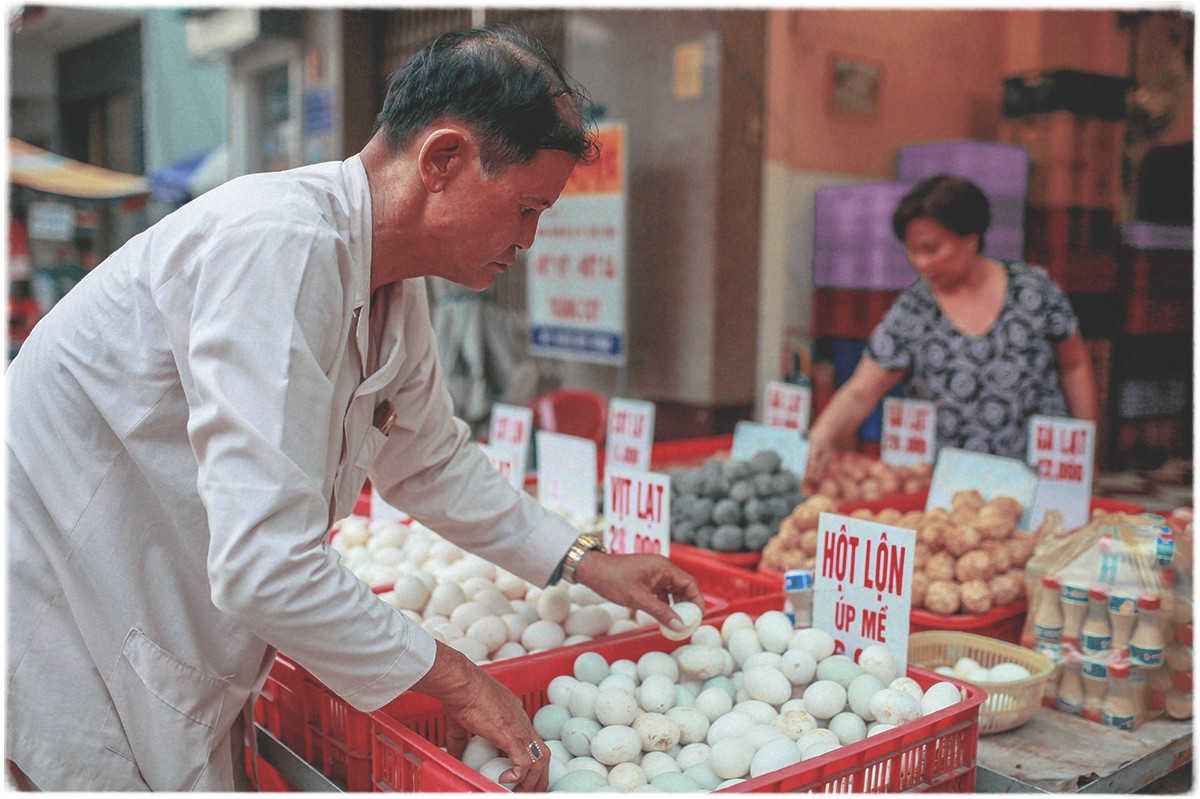 Le Minh Hung helps his family sell eggs for a living in his spare time. Photo: Tuoi Tre
